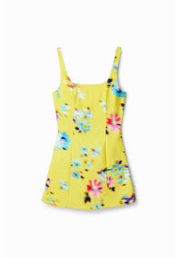 Vestido floral amarillo con un cuerpo ajustado, tirantes finos y una falda acampanada. La tela tiene una textura suave con patrones florales multicolores.