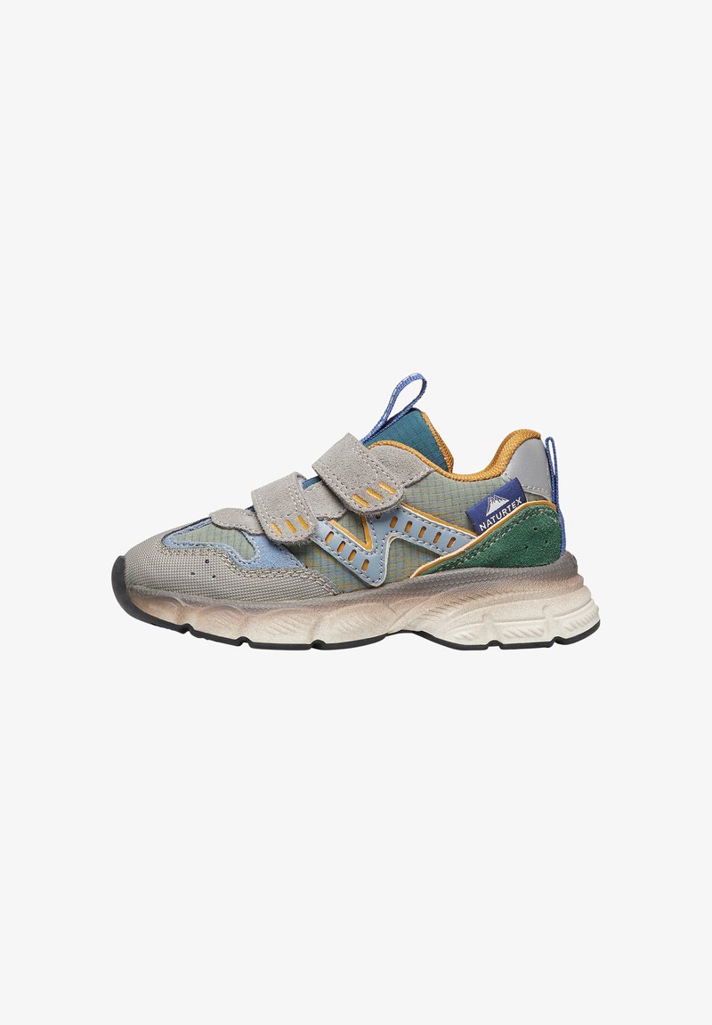 Sneaker in velcro con una parte superiore in mesh e suede grigio, blu, verde e arancione. Caratterizzate da una suola texturizzata e elementi di design sovrapposti.