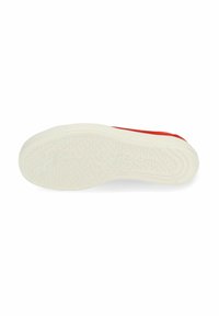 Sneaker rouge avec une semelle en caoutchouc texturé blanche. Présente un dessus lisse avec un bout arrondi et des détails de rainure subtils sur le côt�é.