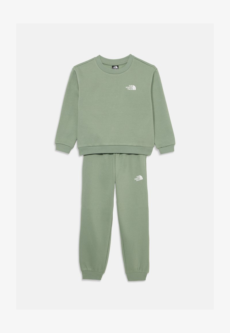 Sweatshirt verde em algodão e calças de jogging combinando, com punhos em ribana, apresentando um pequeno logo branco no peito e na perna esquerda.