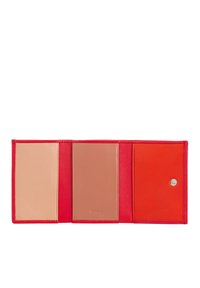 Portafoglio in pelle rossa con tre scomparti: due di colore beige chiaro e uno di color marrone scuro. Presenta una chiusura a scatto e una superficie liscia.