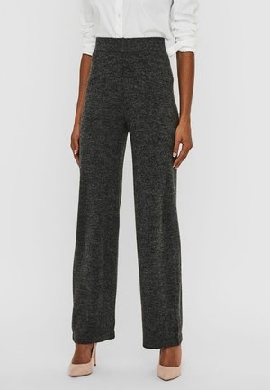 Pantalons à jambes larges en tissu gris foncé, dotés d'une taille haute, d'une texture douce et d'une coupe décontractée, associés à des talons rose pâle.