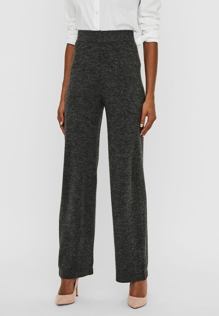 Pantalones de pierna ancha en tela gris oscura, con una cinturilla alta, suavidad al tacto y un ajuste casual, combinados con tacones rosa pálido.