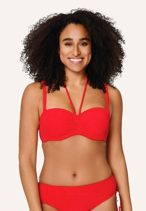 Rode bikini set met textuurstof. De top heeft verstelbare bandjes en een bandeau-stijl, terwijl de onderkant een klassiek hoog geïnspireerd ontwerp is.