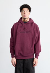 Felpa bordeaux con tasca frontale e coulisse regolabile. Presenta il logo Carhartt ricamato in tono. Vestibilità rilassata con polsini a coste.