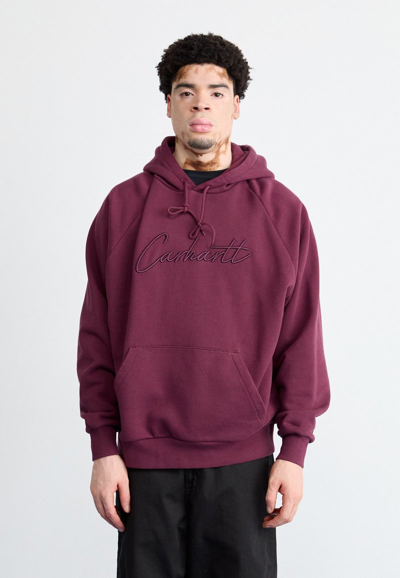 Felpa bordeaux con tasca frontale e coulisse regolabile. Presenta il logo Carhartt ricamato in tono. Vestibilità rilassata con polsini a coste.