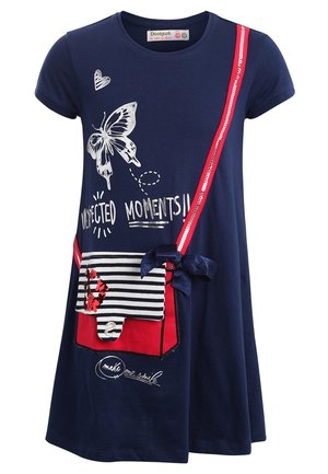 Vestito maglietta blu navy con maniche corte, caratterizzato da una grafica di farfalla, testo, tasca a righe, dettagli rossi e un dettaglio a fiocco di velluto.