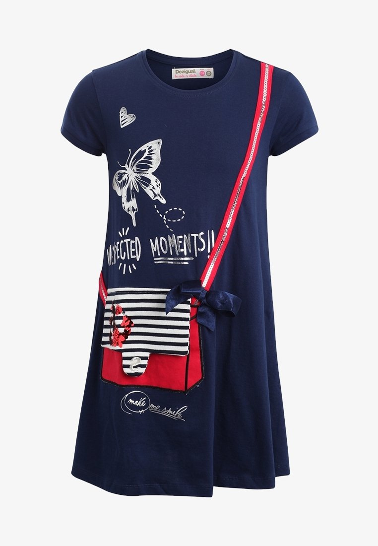 Robe t-shirt bleu marine à manches courtes, avec un graphique de papillon, du texte, une poche rayée, des accents rouges et un détail de nœud en velours.