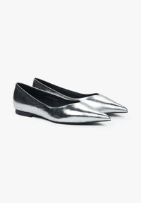Baleriny w metalicznej srebrnej skórze z noskiem w szpic, z niskim obcasem i gładką teksturą. Prosty design z elegancką sylwetką.