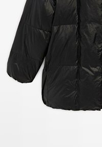 Černá zateplená bunda s lesklým, strukturovaným povrchem, rukávy do čtvrtiny a prošívaným designem s výraznými panely.