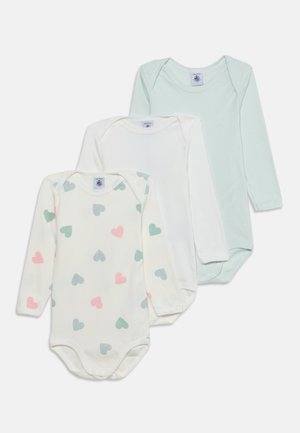 Tre langærmede babybodysuits i pastelfarver: hvid med flerfarvede hjerter, ens hvid og lysegrøn stribet.