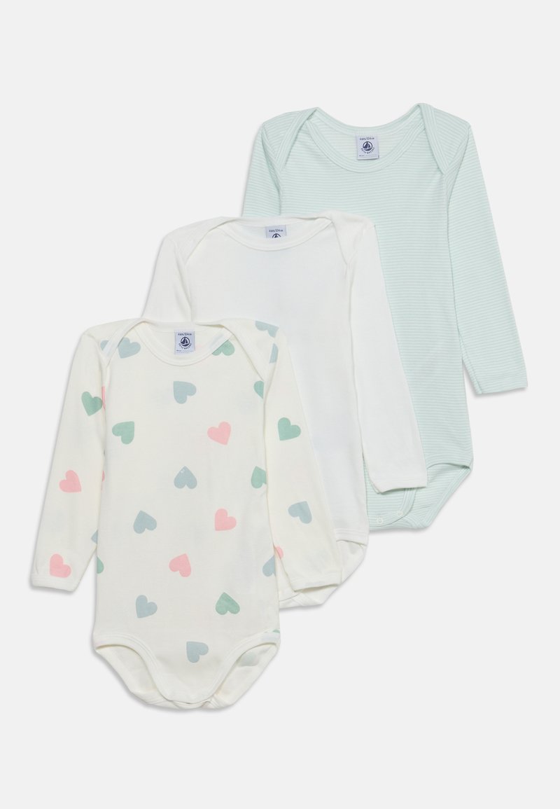 Trois bodies bébé à manches longues dans des couleurs pastel : blanc avec des cœurs multicolores, blanc uni et rayures vert clair.