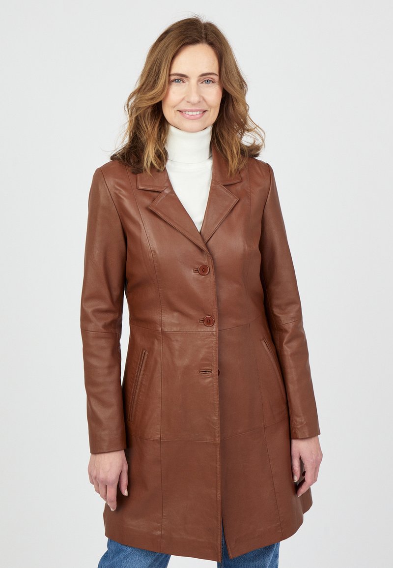Bruine leren jas met een getailleerd ontwerp, inkepingen bij de revers en drie knopen. Bevat zijzakken en heeft een gladde textuur.