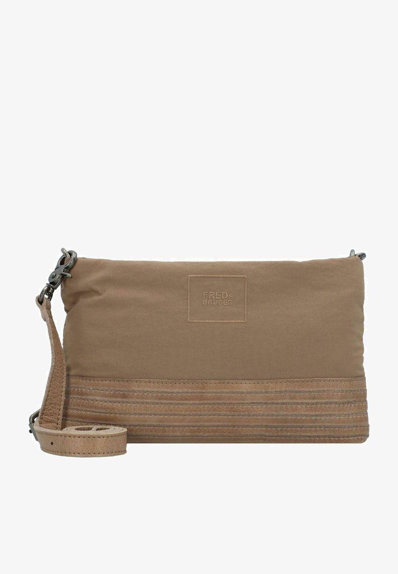 Borsa a tracolla in tessuto marrone con un'accoppiatura in pelle texturizzata nella parte inferiore, caratterizzata da un logo e una tracolla regolabile.
