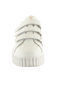 Baskets blanches dotées d'un dessus en synthétique lisse, de trois bandes velcro et d'une semelle de plateforme texturée pour plus de hauteur et d'adhérence.