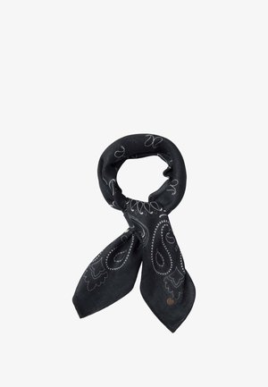 Schwarzer Schal mit paisley-muster in Weiß. Der Stoff ist weich und hat eine glatte Textur. Abgerundet mit einem kleinen Metallemblem.