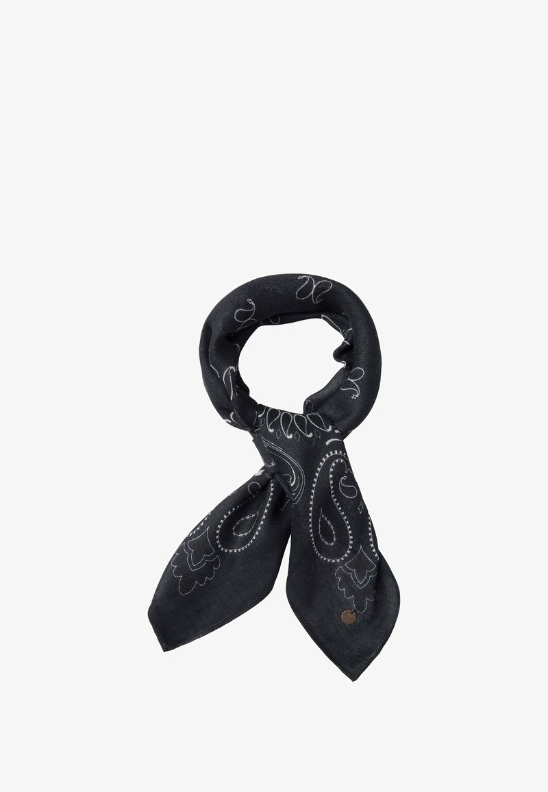 Sort tørklæde med paisley mønster i hvid. Stoffet er blødt, med en glat tekstur. Afsluttet med et lille metalemblem.