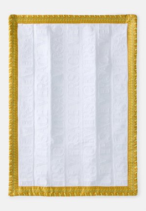 Toalha decorativa branca com padrão em relevo "VERSACE", rodeada por uma borda grossa e texturizada em dourado, apresentando desenhos intrincados.