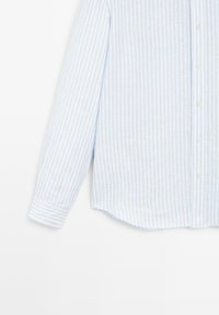 Chemise à manches longues rayée bleu clair et blanche avec un devant boutonné, un col pointu et un ourlet arrondi, fabriquée dans un tissu léger.