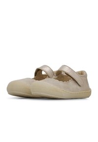 Zapatos Mary Jane de cuero beige con una correa de velcro, puntera redondeada, suela texturizada y detalle de bordes en forma de concha.