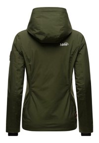 Groene outdoorjack met capuchon, gemaakt van textuurstof. Heeft een logo op de achterkant en verstelbare manchetten met zwarte accenten.