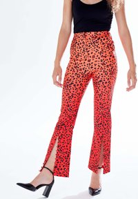 Liquorish LEOPARD PRINT OMBRE - Trousers - orange