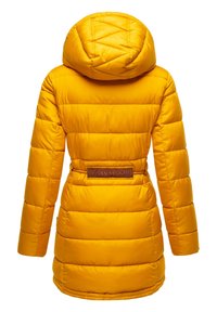 Gul vadderad jacka med huva, kotsydd textur, midjebälte och brun logotypapplikation på baksidan. Har långa ärmar och en midilängd.