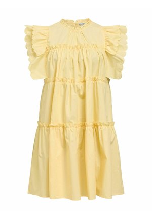 Robe jaune à volants avec manches évasées à bords festonnés et col montant à volants, fabriquée en tissu léger avec coutures froncées.