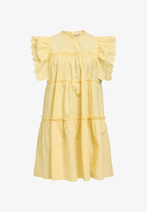 Robe jaune à volants avec manches évasées à bords festonnés et col montant à volants, fabriquée en tissu léger avec coutures froncées.