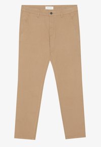 Pantalon beige à jambes droites avec poches latérales, passants pour ceinture, fermeture à bouton, et étiquette "Pier One" sur la ceinture, sur fond blanc.