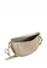 Bolso de hombro de cuero beige con una forma redondeada, cierre de cremallera plateado y detalles de tachuelas a lo largo de un lado. Diseñado para uso cruzado.