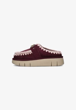 Shoe in suede borgogna con dettagli intrecciati crema, con una fibbia e una suola flessibile beige. Ideale per comfort e abbigliamento casual.