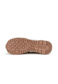 Suela de zapato con una superficie de goma texturizada, que presenta un patrón de banda de rodadura geométrico en color marrón y con branding. Adecuada para agarre y tracción.