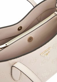 Borsa a mano in pelle rosa con un design texture, accessori in oro, tasca con zip e interno beige con dettagli di cucitura visibili.