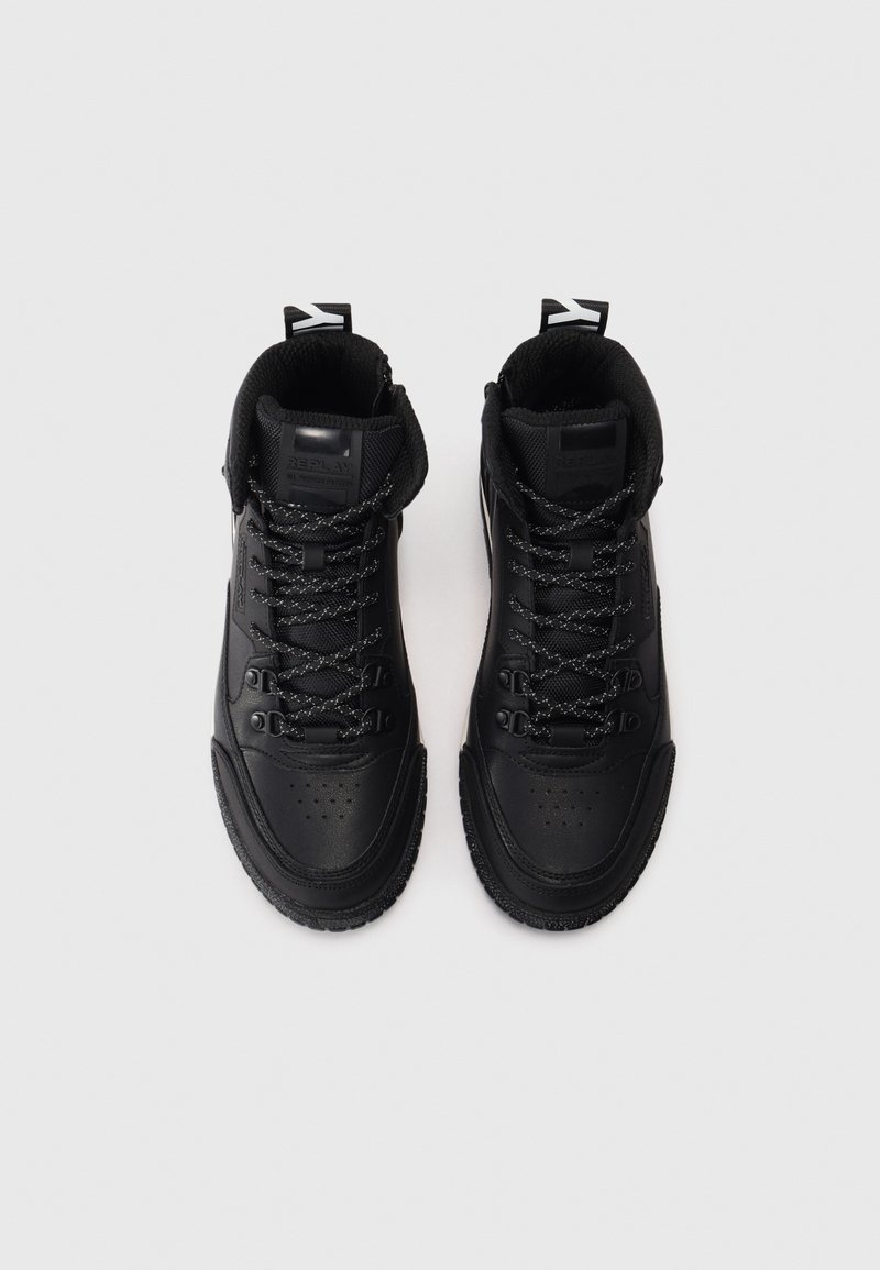 Schwarze High-Top-Sneaker aus glattem Leder mit strukturierten Akzenten, ausgestattet mit schwarzen Schnürsenkeln, metallischen Ösen und einem gepolsterten Schaft.