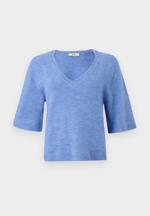 Īsām piedurknēm, V veida kakla svīteris gaismas zilā krāsā. Izgatavots no mīksta materiāla ar ribotām akcentēm piedurknēs un apakšmalā. Brīvs piegriezums, viegla tekstūra.