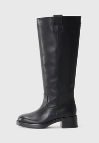 Bottes en cuir noir montantes jusqu'au genou, à bout rond, avec un talon carré et des détails de couture discrets. Elles possèdent une languette en haut pour un enfilage facile.