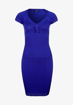 Królewski niebieski, dopasowana dzianinowa sukienka z krótkimi rękawami, dekoltem w serek, ozdobnymi falbankami przy guzikach oraz koronkowym wykończeniem u dołu. Bezszwowa i gładka tekstura.
