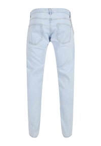 Jeans de mezclilla de color azul claro con un corte ajustado, que cuentan con un diseño de cinco bolsillos, costura en el yugo trasero y un acento de cadena adjunto al bucle del cinturón.