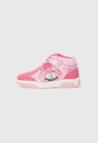 Rosa høye sneakers med blankt materiale, prydet med blomstergrafikk og hjerte-mønster, festet med stropp og snøring. Hvite såler.