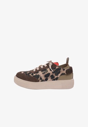Leopardprint sneakers met bruin suede en getextureerde tan accenten, voorzien van een dikke roomkleurige zool en vetersluiting aan de voorkant. Gouden logo aan de zijkant.