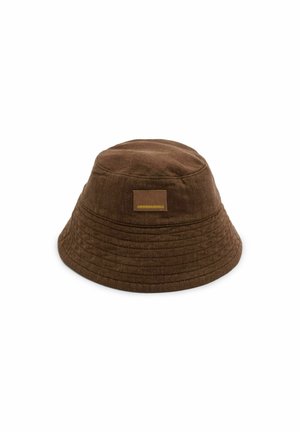 Chapeau bob en tissu marron avec bord surpiqué et petite étiquette rectangulaire avec l'inscription "ARMEDANGELS" au centre devant.