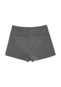 Pantaloni corti grigi su misura con una texture liscia, dotati di due tasche posteriori e un taglio pulito e affilato. Orlo corto e design minimalista.