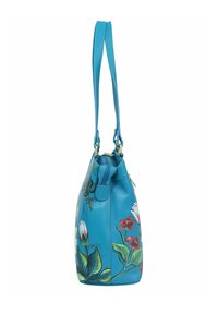 Cyan leren handtas met bloemmotief, ritssluiting en dubbele schouderbanden. Heeft een ronde bodem en gedetailleerde botanische accenten.