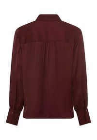 Vinrød silkebluse med lange ærmer, knapmanchetter og plisseret bagdesign. Glat tekstur og klassisk kravedetalje.