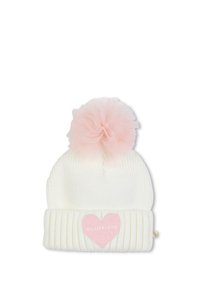 Witte gebreide beanie met omgevouwen manchet, een roze tule pompon bovenop en een roze hartpatch met het label "BILLIEBLUSH" op de voorkant van de manchet.
