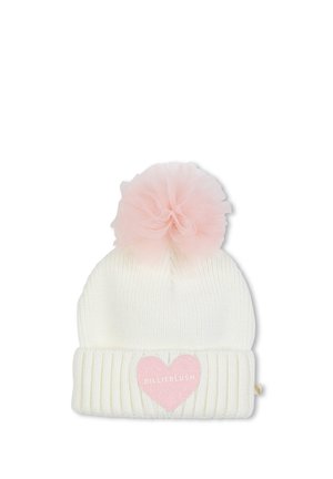 Witte gebreide beanie met omgevouwen manchet, een roze tule pompon bovenop en een roze hartpatch met het label "BILLIEBLUSH" op de voorkant van de manchet.