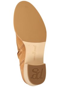 Hnědé semišové boty s plochou podrážkou, se strukturovaným vzorem a viditelným logem značky na patě, navržené pro pohodlí a stabilitu.