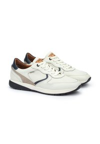 Zapatillas blancas y azul marino con malla texturizada y acentos de cuero, que cuentan con un panel lateral de ante beige y un forro interior estampado.
