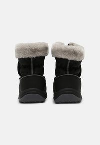 Schwarze Winterstiefel mit einem grauen Kunstfellrand, Obermaterial aus strukturiertem Stoff und rutschfester Gummisohle, die für Halt und Wärme sorgt.
